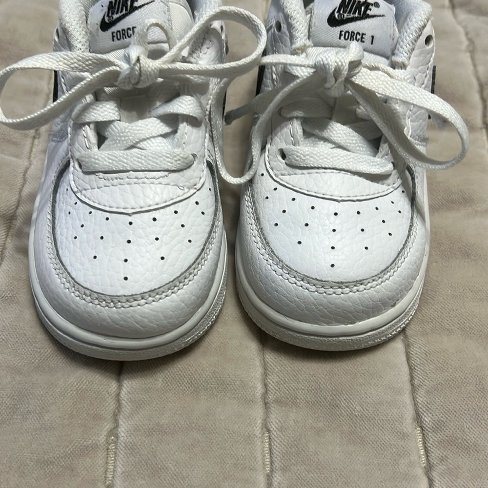 Nike toddler/kids White and Black Sneakers. Size 7c. Good condition.